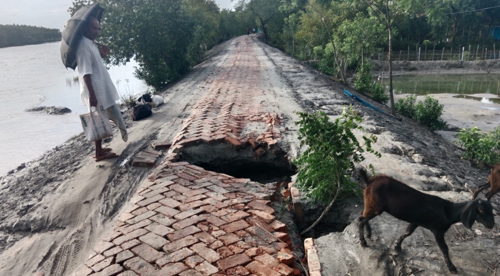 শ্যামনগরের চুনা নদীর বেড়িবাঁধে ধস, ভাঙন আতঙ্কে জনগণ 